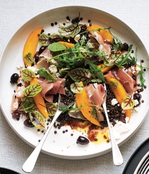 Balsamico-Beluga-Linsen mit Prosciutto, Mango, Feta, schwarzen Oliven und Blattsalatmix