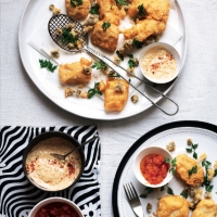 Frittierte Kabeljaubällchen und Kapern mit der süßsauren Sauce Gastrique mit Tomaten