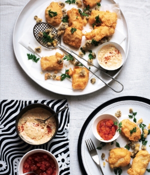 Frittierte Kabeljaubällchen und Kapern mit der süßsauren Sauce Gastrique mit Tomaten