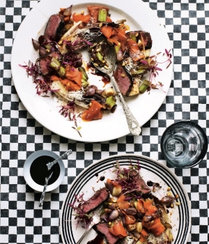 Mariniertes Steak mit Zwiebel-Agrodolce und Karottenschleifchen auf gegrilltem rosa-farbenem Chicor