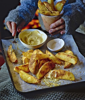 Polenta-Parmesan-Kartoffelwedges mit Knoblauch-Dip