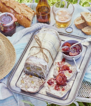 Schwein-Kaninchen-Terrine mit eingelegten Pflaumen