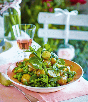 Warmer Salat aus neuen Kartoffeln mit Erbsen, Minze und Erbsensprossen