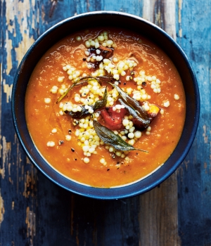 Kürbissuppe mit Salbei und Maftoul