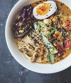 Sobanudeln und knuspriger Tofu in scharfer Ramen-Brühe