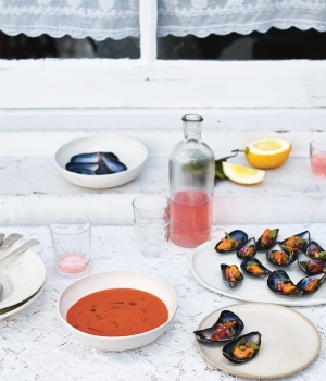 Gazpacho aus roter Paprika mit Muschellöffeln