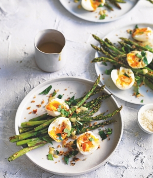 Spargel mit Parmesan-Streuseln und weich-gekochten Eiern