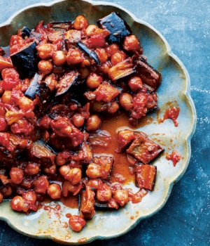 Musaka’a: geröstete Auberginen mit würzigen Kichererbsen und Tomaten