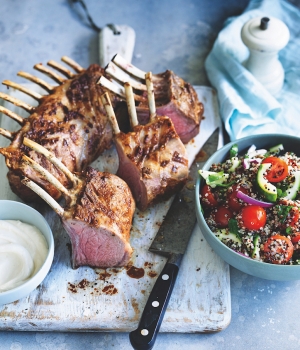 Lammmkaree mit Quinoa-Salat und Joghurt-Tahini-Dressing