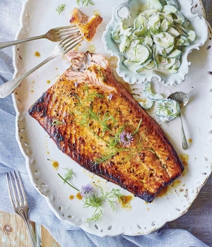 In Ahornsirup marinierter Lachs mit eingelegten Gurken