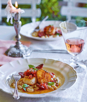 Gebratene Jakobsmuscheln mit Chorizo in einem Tomaten- und Vanilledressing