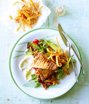 Thunfisch mit Auberginen-Salsa und frittierten Fladenbrot-Streifen