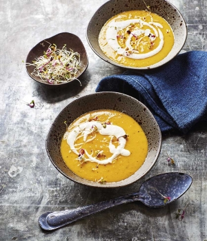 Würzige Linsen-Karotten-Suppe mit Cashew-Creme