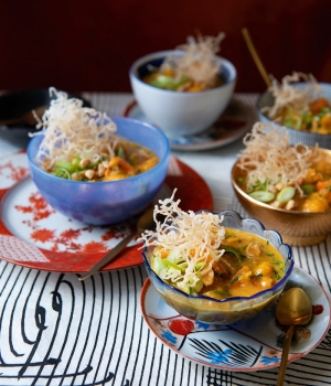 Thai-Curry mit Butternusskürbis und knusprigen Nudeln
