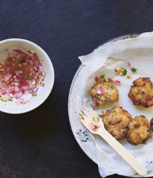 Thai-Fischküchlein mit eingelegter Gurke