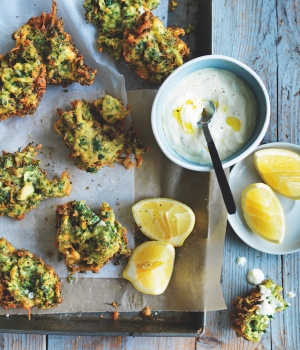 Zucchini-Feta-Bällchen mit Joghurt-Dip