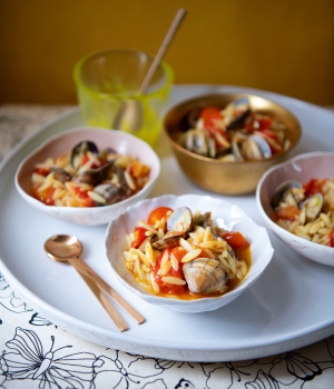 Muscheln mit Harissa-Tomaten und Safran-Risoninudeln