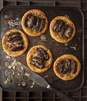Würzige Käse-Galettes mit Medjool-Datteln