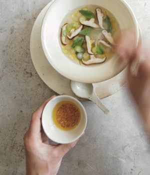 Shitake-Thai-Basilikum-Suppe mit Tapioka-Perlen (Gaeng jeut)