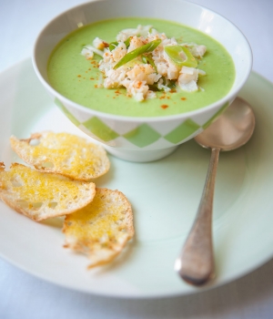 Gekühlte Erbsensuppe mit Krebssalsa