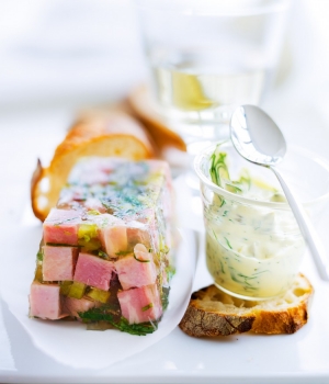 Gelierte Schinken-Petersilien-Terrine