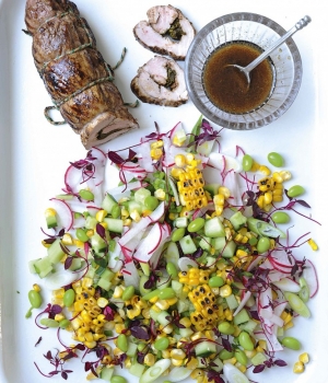 Fünf-Gewürz- und Tamarinden-Schweinelende mit gebratenem Mais, Gurken- und Radieschensalat