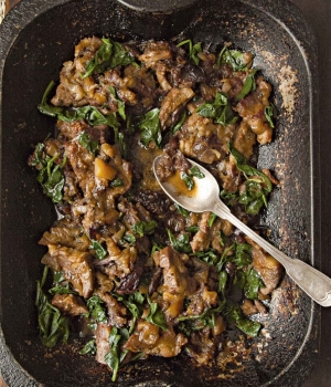 Madeira-Schweinefleisch-Kasserolle mit Datteln
