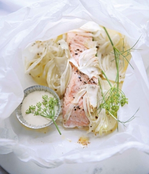 Lachspäckchen mit Fenchel, Frühkartoffeln und Zitronen-Mayonnaise