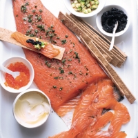 In Sake gebeizter Lachs mit Gurkensalat, Kaviar und Crème freîche