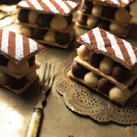 Millefeuilles mit Crème patîssière aus weißer und Zartbitterschokolade
