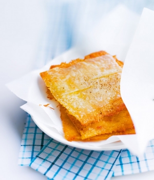 Melba-Toast mit Lardo di Colonnata und Comté