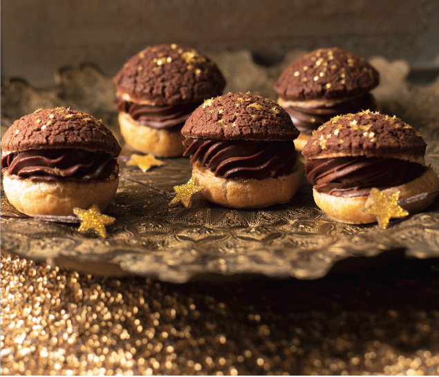 Windbeutel mit einer Füllung aus Crème Chantilly mit Schokoladen‐ und Schoko‐Kräcker‐Topping