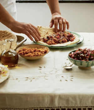 Gewürzter Kichererbsen-Wrap mit Piyaz-Salat