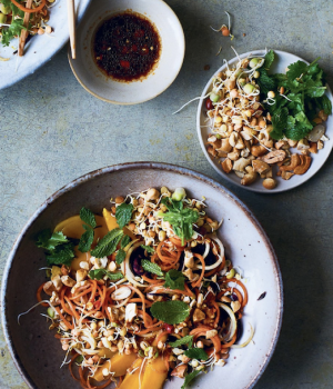 Knackiger Thai-Salat mit Cashewnüssen und Sprossengemüse