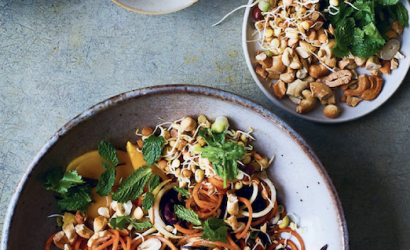 Knackiger Thai-Salat mit Cashewnüssen und Sprossengemüse