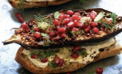 Oliven-Sauerteig mit Aubergine, frischem Kräuter-Labneh sowie Limetten-Minz-Salsa