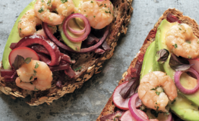 Urkorn-Sauerteigbrot mit Rote-Bete-Stiften, Garnelen in Misobutter sowie eingelegtem Rettich und rot