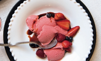 Erdbeer-Balsamico-Eis mit in Balsamico eingelegten Beeren