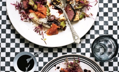 Mariniertes Steak mit Zwiebel-Agrodolce und Karottenschleifchen auf gegrilltem rosa-farbenem Chicor