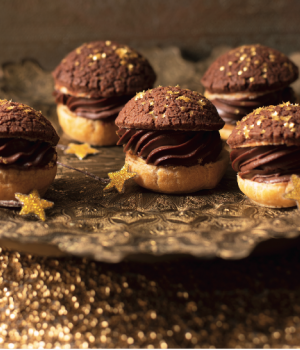 Windbeutel mit einer Füllung aus Crème Chantilly mit Schokoladen‐ und Schoko‐Kräcker‐Topping